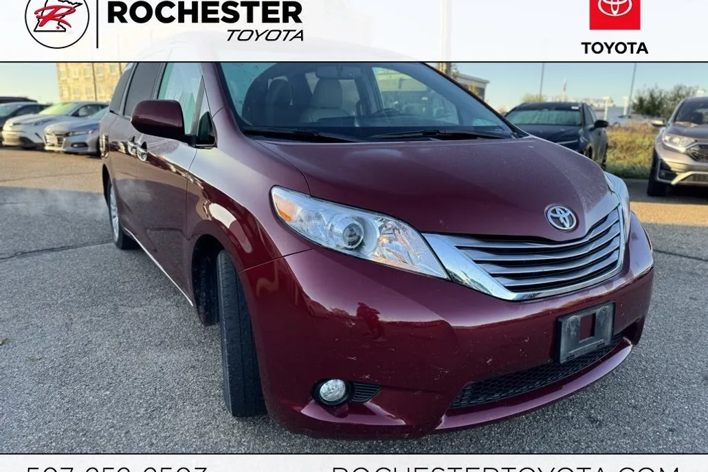 2017 Toyota Sienna XLE photo 1