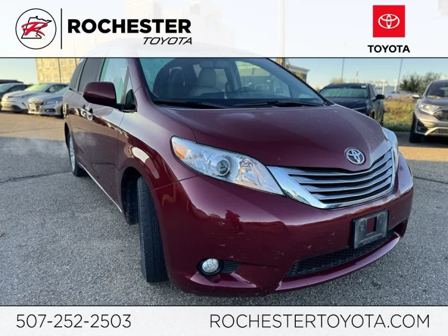 2017 Toyota Sienna XLE photo 1