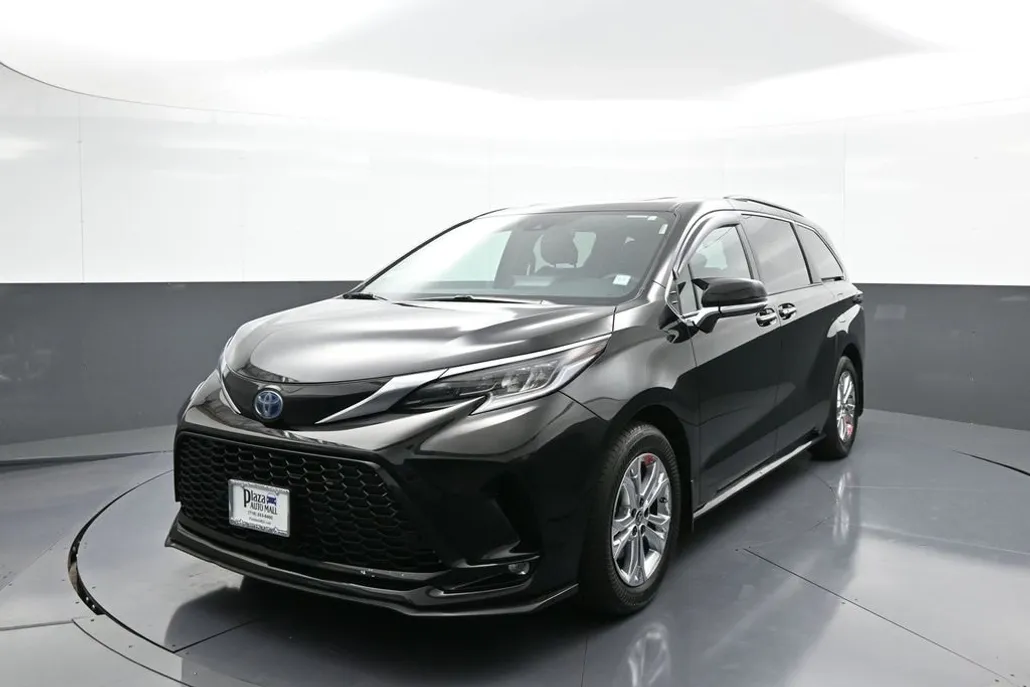 2022 Toyota Sienna XSE photo 1