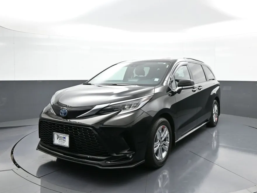 2022 Toyota Sienna XSE photo 1