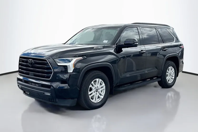 2023 Toyota Sequoia SR5 photo 1