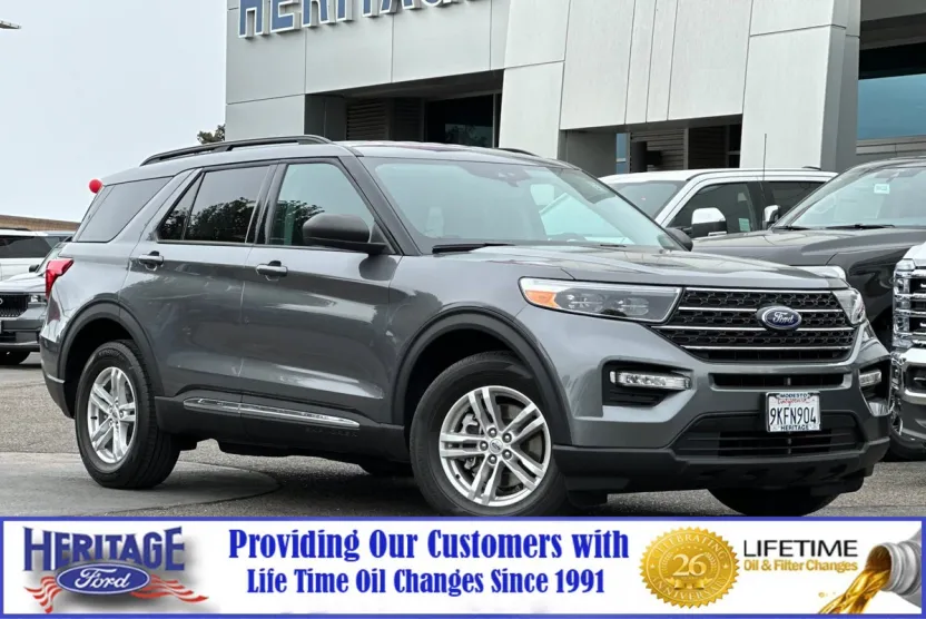 2023 Ford Explorer XLT photo 1