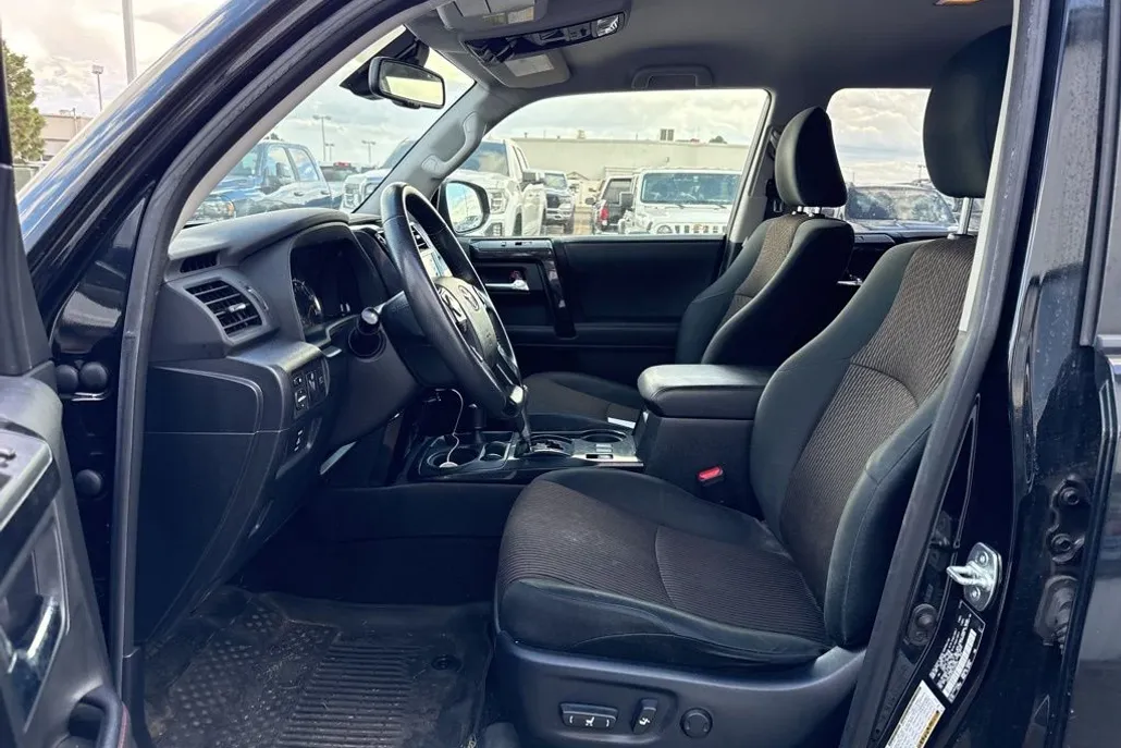 2020 Toyota 4Runner SR5 photo 1