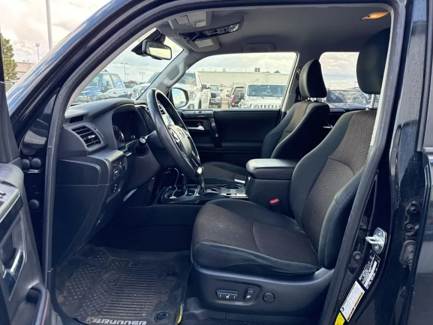 2020 Toyota 4Runner SR5 photo 1
