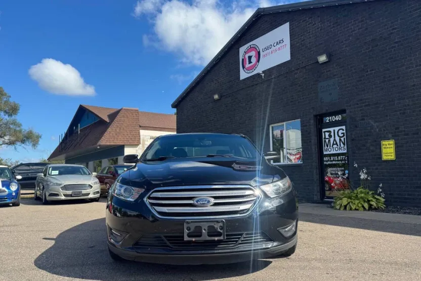 2015 Ford Taurus SEL photo 1