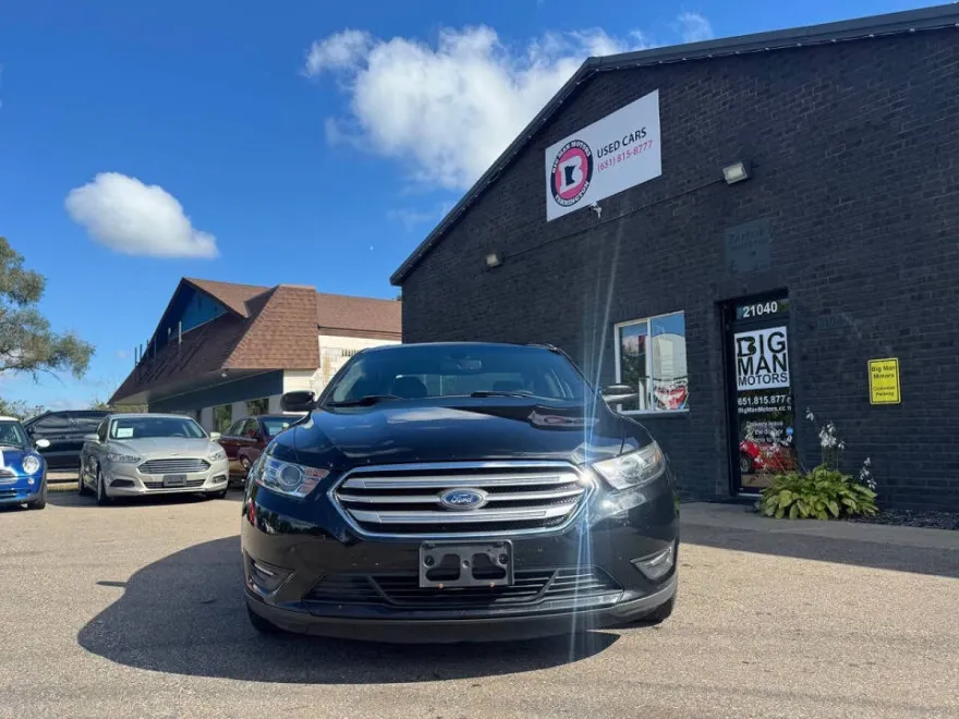 2015 Ford Taurus SEL photo 1