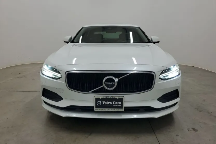 2018 Volvo S90 Momentum photo 1