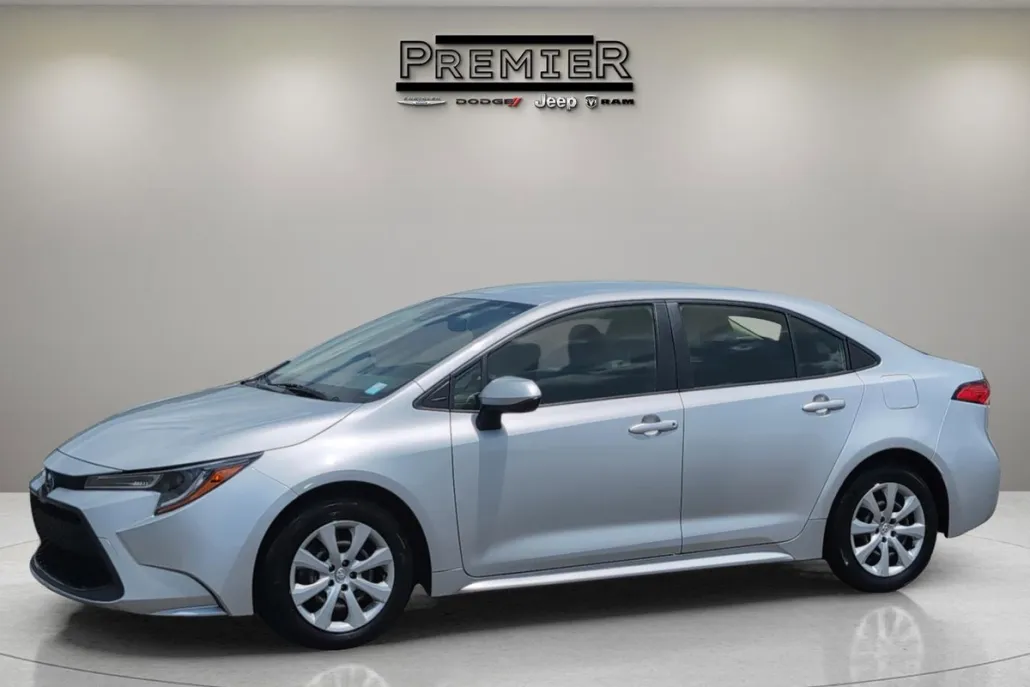 2022 Toyota Corolla LE photo 1