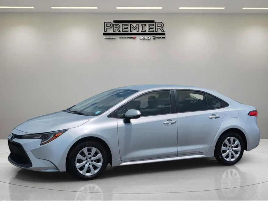 2022 Toyota Corolla LE photo 1