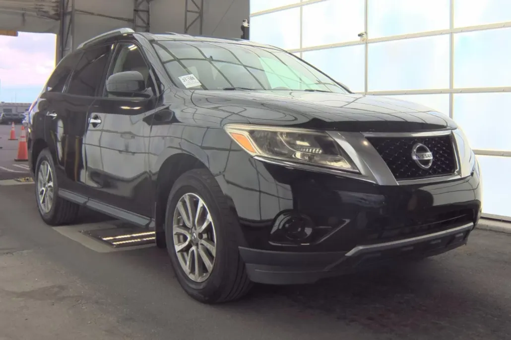 2013 Nissan Pathfinder SV photo 1
