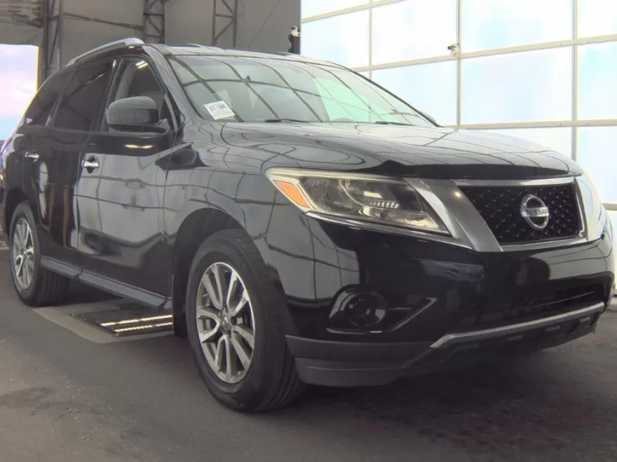 2013 Nissan Pathfinder SV photo 1