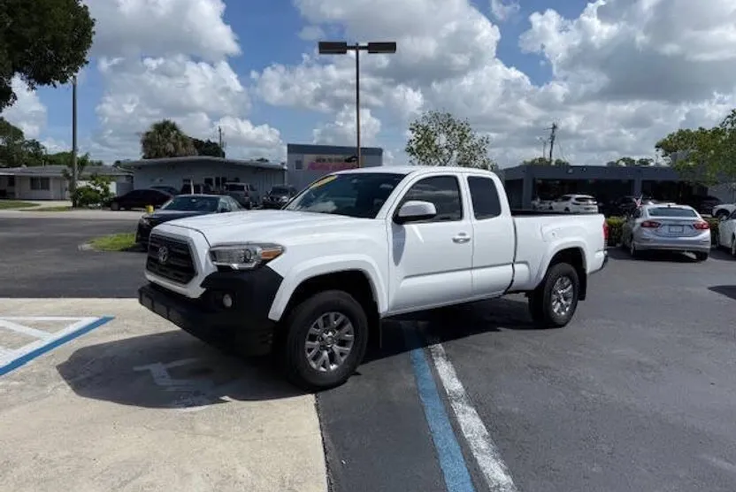 2017 Toyota Tacoma SR V6 photo 1