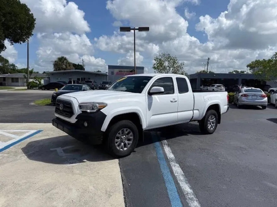 2017 Toyota Tacoma SR V6 photo 1