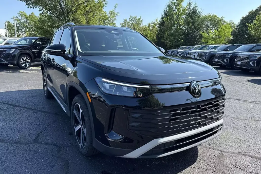 2025 Volkswagen Tiguan SE photo 1