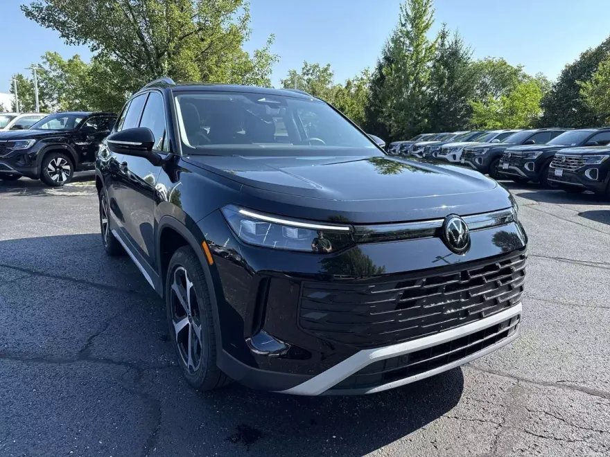 2025 Volkswagen Tiguan SE photo 1