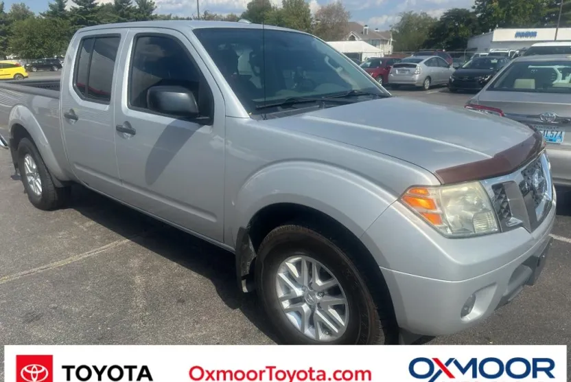2016 Nissan Frontier SV Crew Cab photo 1
