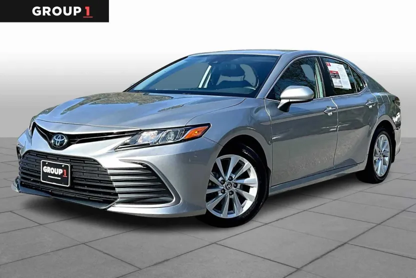 2023 Toyota Camry LE photo 1