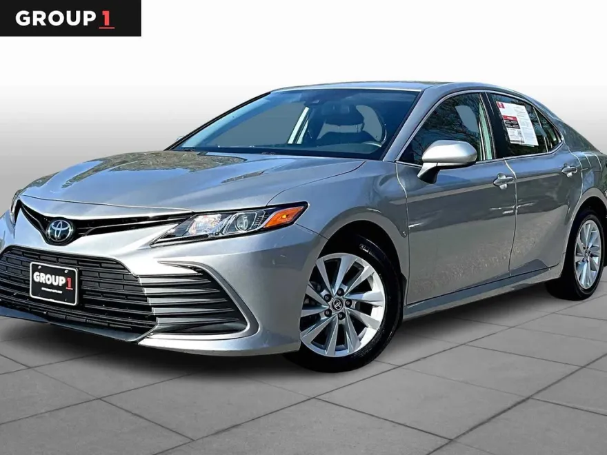 2023 Toyota Camry LE photo 1