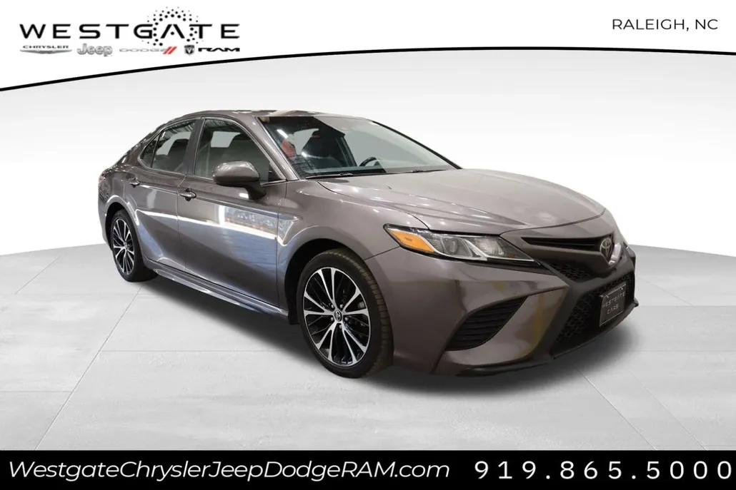 2020 Toyota Camry SE photo 1