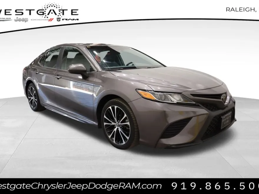 2020 Toyota Camry SE photo 1