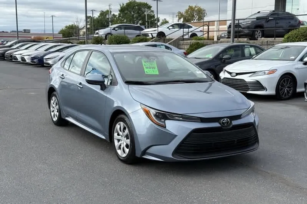 2023 Toyota Corolla LE photo 1