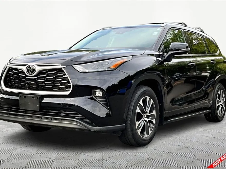 2022 Toyota Highlander XLE photo 1