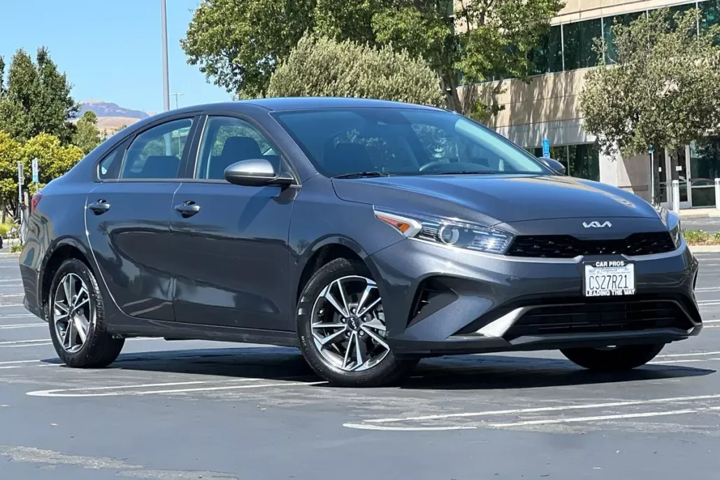 2023 Kia Forte LXS photo 1