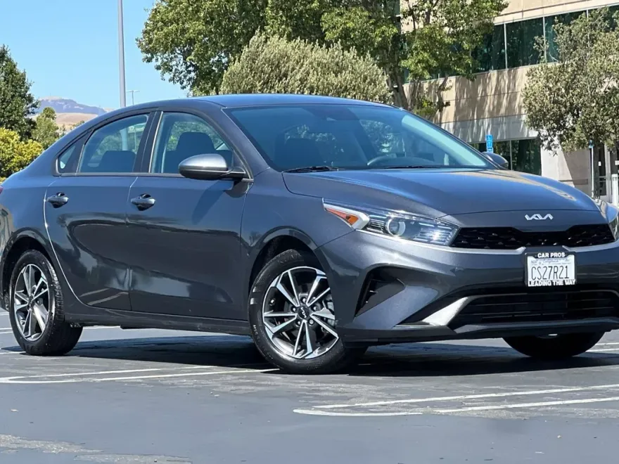 2023 Kia Forte LXS photo 1