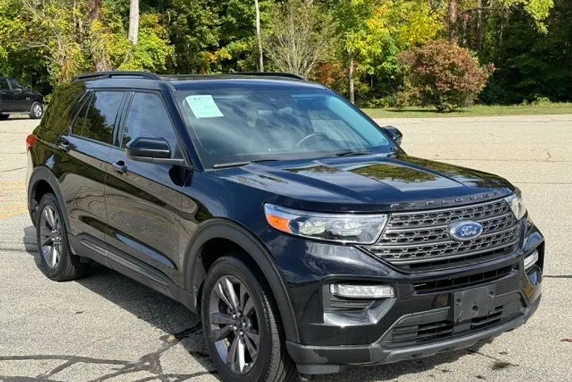 2023 Ford Explorer XLT photo 1
