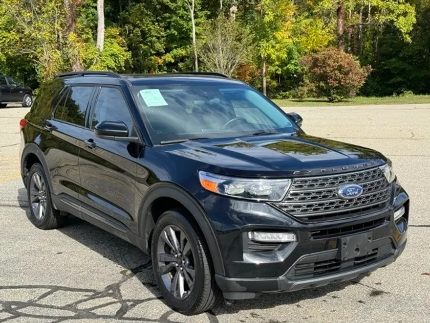 2023 Ford Explorer XLT photo 1