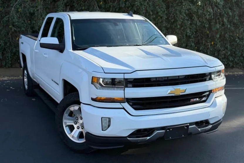 2017 Chevrolet Silverado LT photo 1