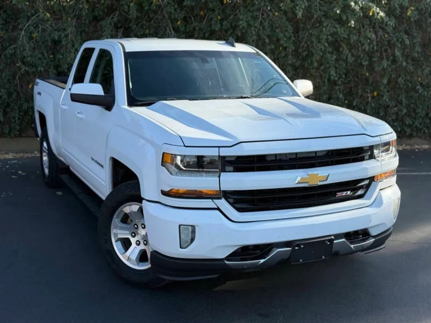 2017 Chevrolet Silverado LT photo 1