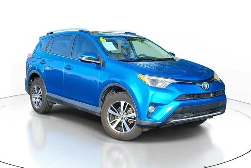 2016 Toyota RAV4 XLE photo 1