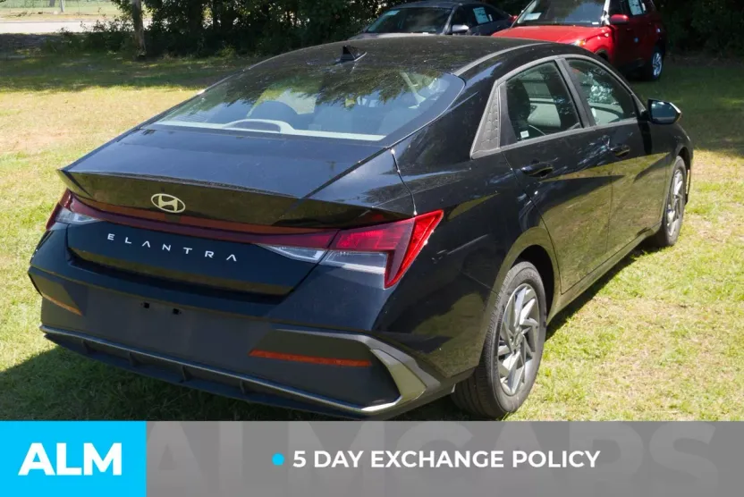 2024 Hyundai Elantra SEL photo 1