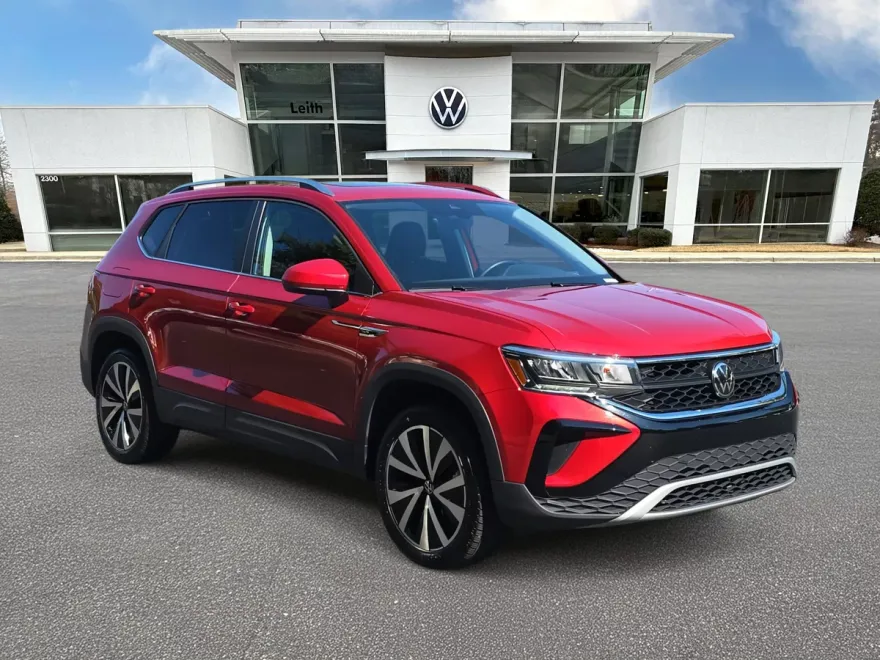 2024 Volkswagen Taos SE photo 1