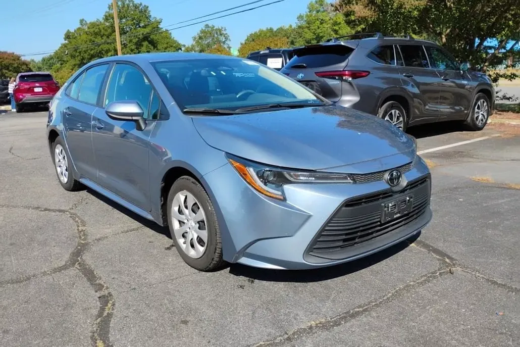 2024 Toyota Corolla LE photo 1