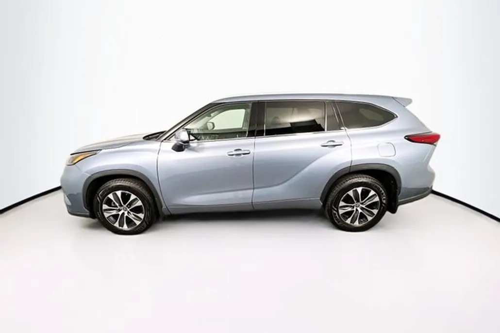 2022 Toyota Highlander XLE photo 1