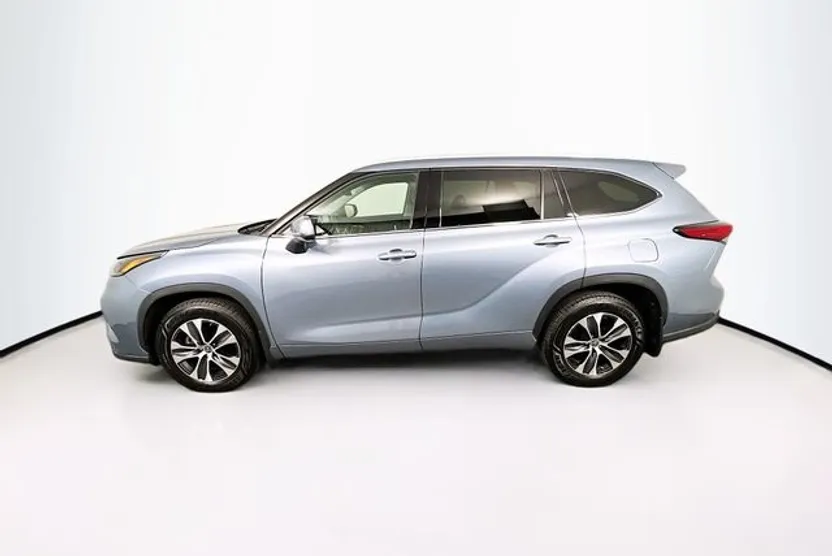 2022 Toyota Highlander XLE photo 1