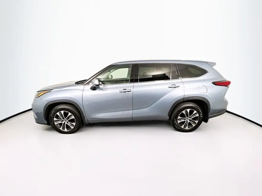 2022 Toyota Highlander XLE photo 1