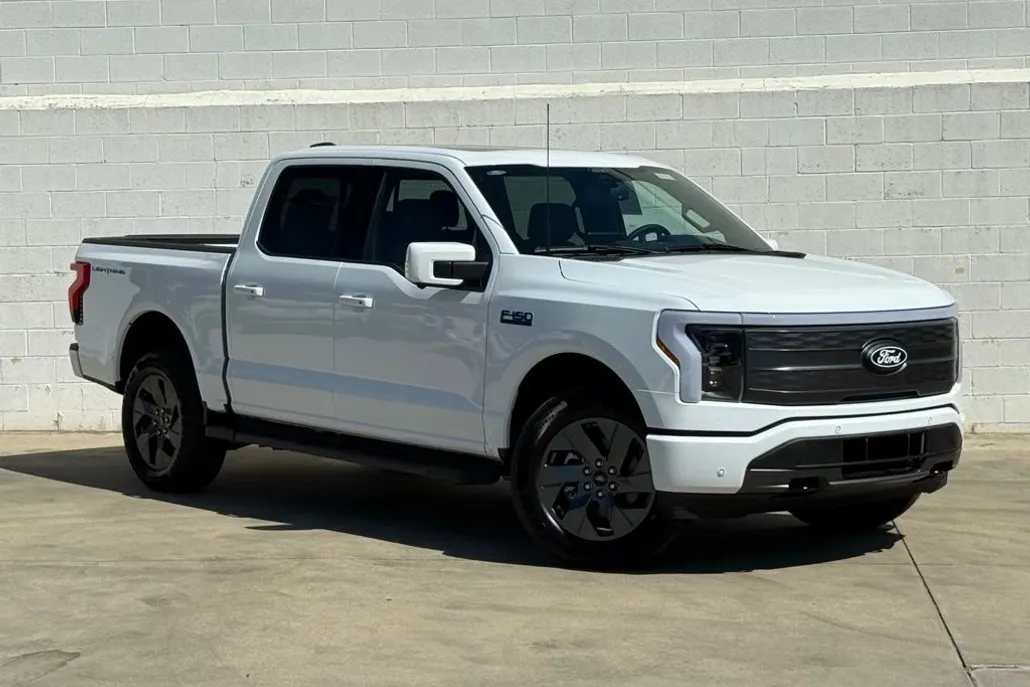 2025 Ford F-150 Lightning Lariat photo 1
