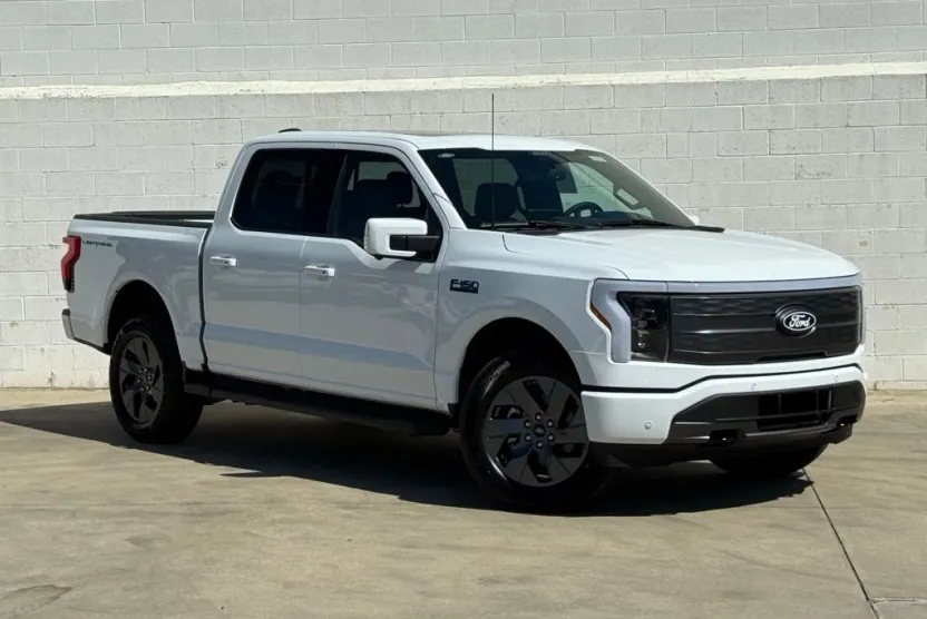 2025 Ford F-150 Lightning Lariat photo 1