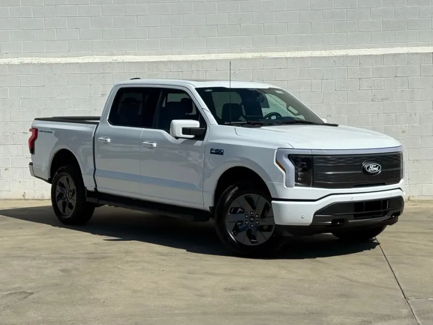 2025 Ford F-150 Lightning Lariat photo 1