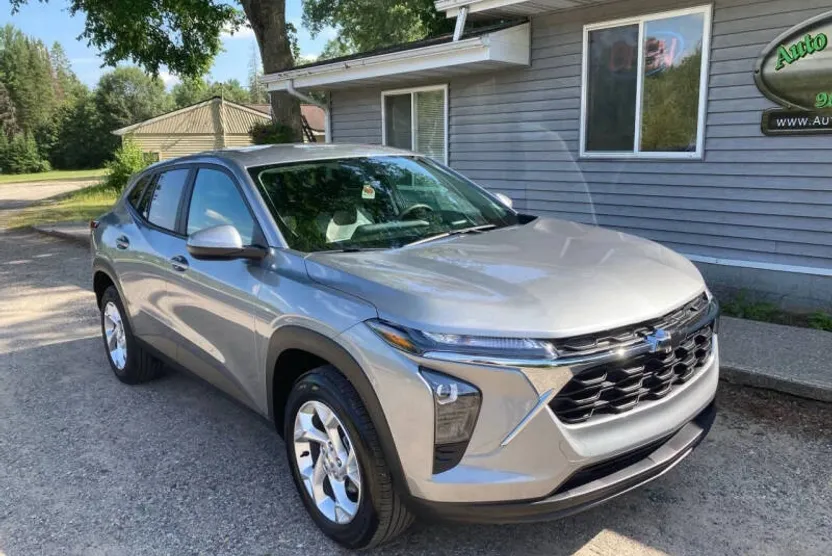 2024 Chevrolet Trax LS photo 1