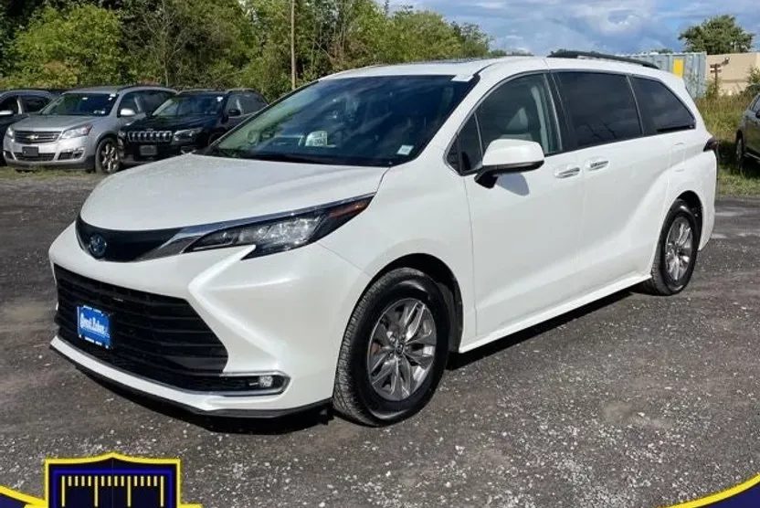 2022 Toyota Sienna XLE photo 1