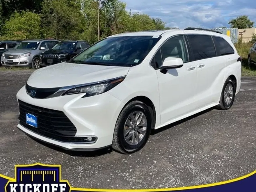 2022 Toyota Sienna XLE photo 1