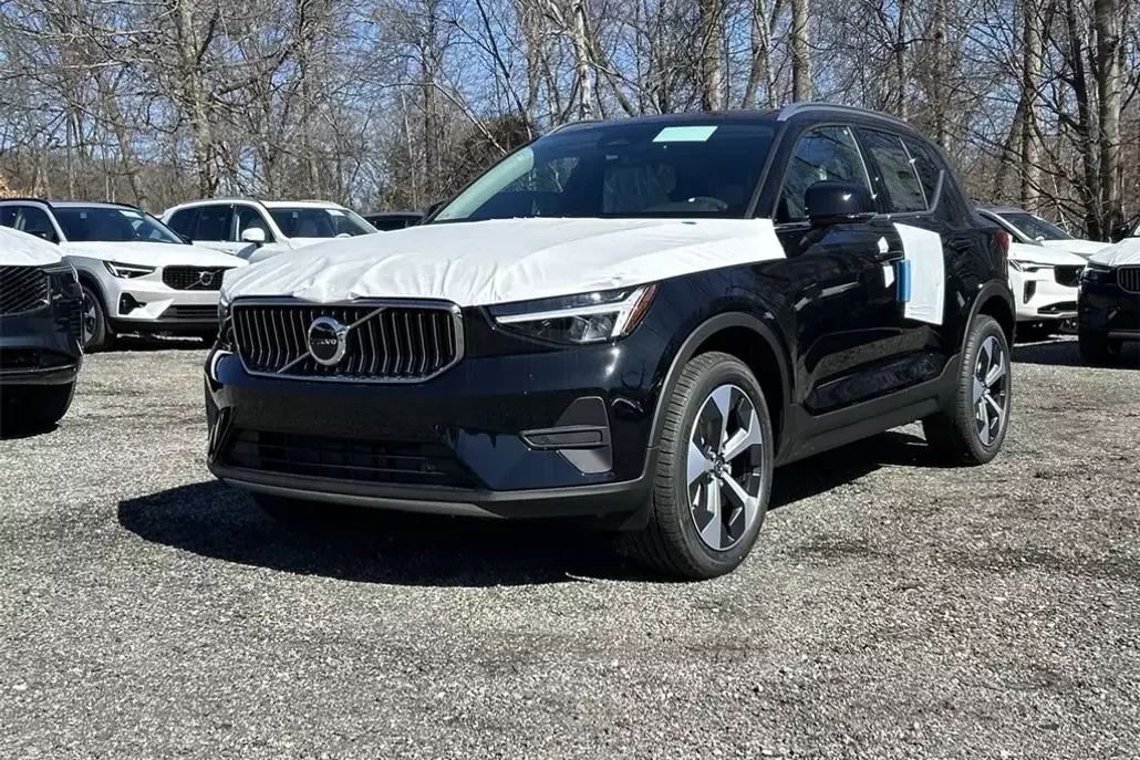 2025 Volvo XC40 Core photo 1