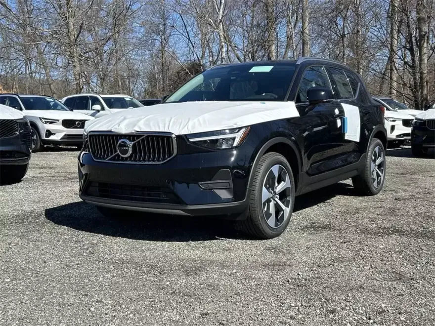 2025 Volvo XC40 Core photo 1
