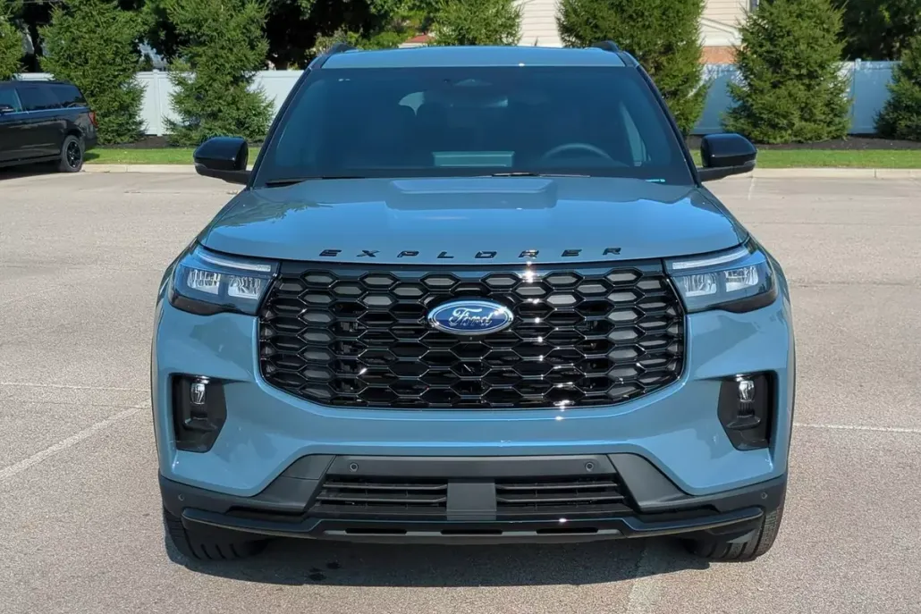 2025 Ford Explorer ST-Line photo 1