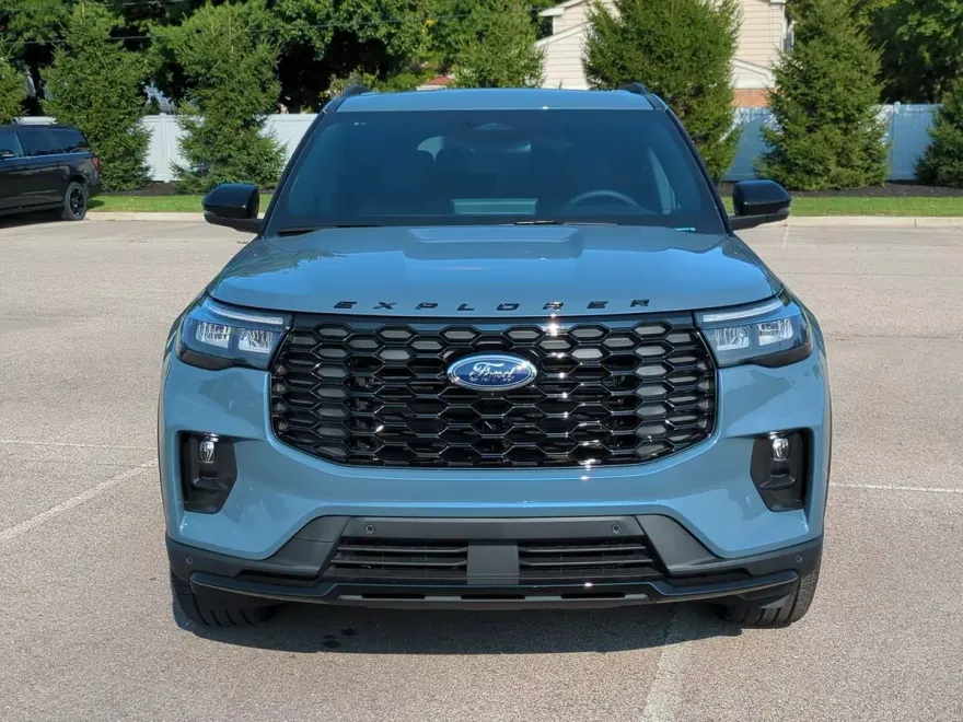 2025 Ford Explorer ST-Line photo 1