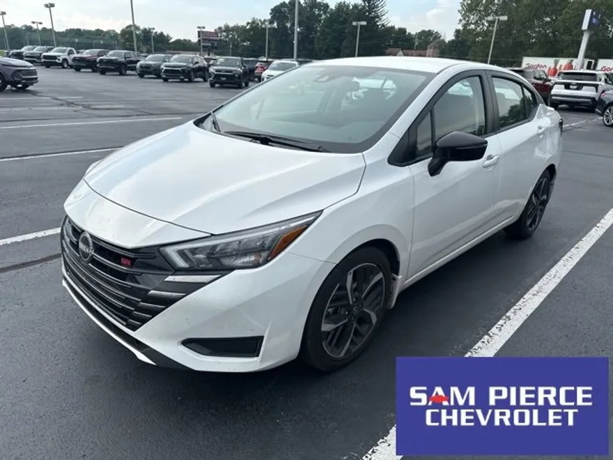 2023 Nissan Versa SR photo 1